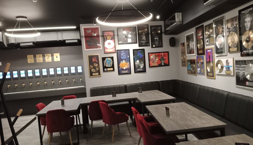 Restauracja Golden Records Club działa przy ul. Kazimierza Wielkiego 43