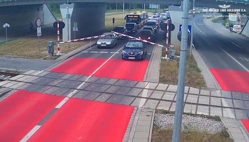 Na przejeździe kolejowym przy ul. Zwycięskiej kierowcy wjeżdżają w obszar czerwonej strefy i uszkadzają rogatki