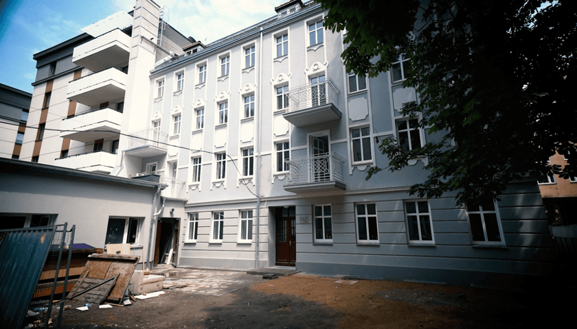 Kamienica przy ul. Komuny Paryskiej 94 A świetnie prezentuje się po remoncie