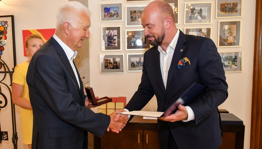 Prezydent Jacek Sutryk wręczył medal ?Merito de Wratislavia? prof. dr. hab. Józefowi Nicponiowi, uhonorowanemu też m.in. krzyżami Kawalerskim i Oficerskim OOP, Złotym i Srebrnym Krzyżem Zasługi czy Medalem za Zasługi dla Wyższej Szkoły Weterynaryjnej w Hanowerze