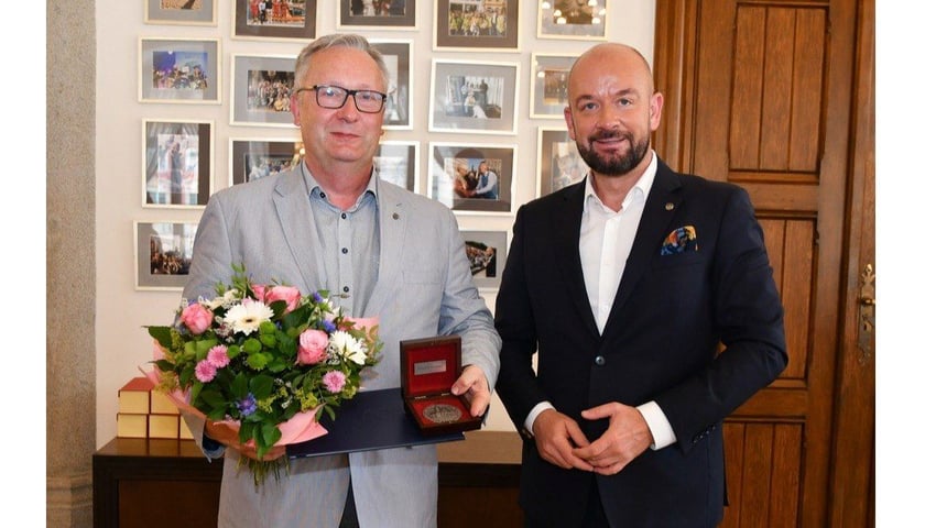 Dr Paweł Wróblewski, były prezes DOT, członek Wojewódzkiej Komisji Dialogu Społecznego, Dolnośląskiego Tow. Zachęty Sztuk Pięknych. Z zespołem Sygit Band i Tercetem Egzotycznym śpiewał w charytatywnych koncertach m.in. na rzecz Przylądka Nadziei i zakupu sprzętu dla chorych dzieci