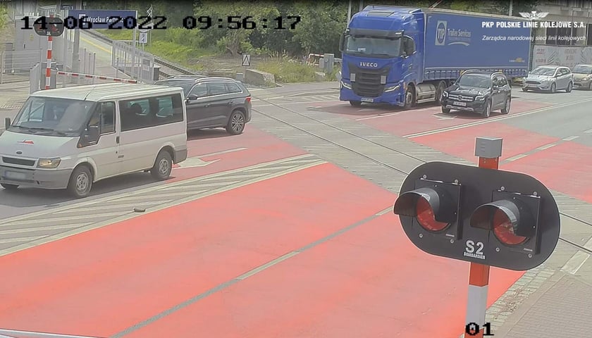 Początkowo problemem było wjeżdżanie przez kierowców na czerwoną strefę, pomimo braku możliwości kontynuowania jazdy. Na szczęście, mieszkańcy coraz bardziej przestrzegają przepisy