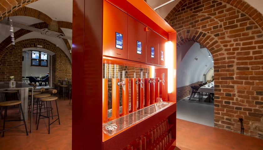 Piwnica Świdnicka we Wrocławiu otwarta po pięciu latach. Nowy wystrój, beer wall