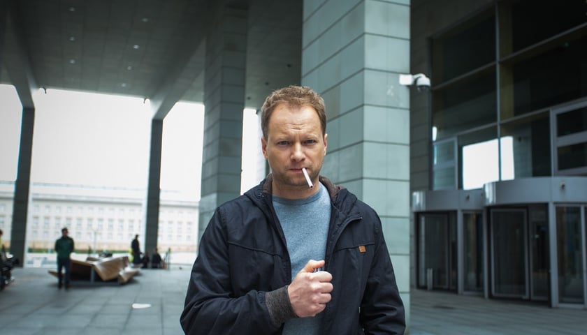 Maciej Stuhr w scenie pod budynkiem Biblioteki Uniwersyteckiej