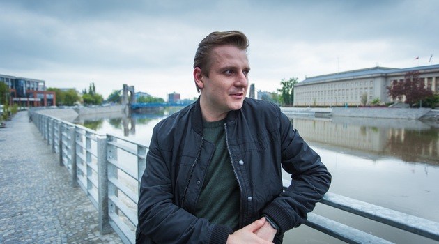 Szymon Piotr Warszawski w scenie kręconej pod budynkiem Biblioteki Uniwersyteckiej