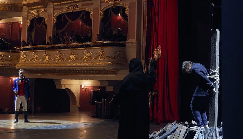 Scena z filmu kręcona w Operze Wrocławskiej