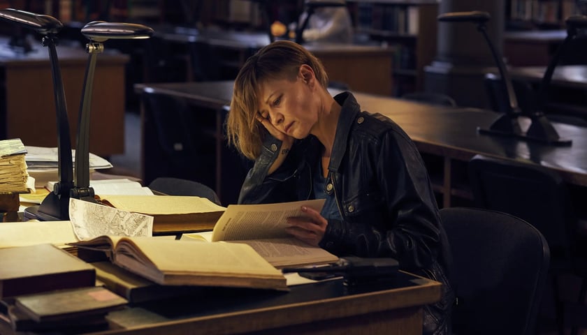 Helena Ruś (Małgorzata Kożuchowska) w czytelni Biblioteki Uniwersyteckiej