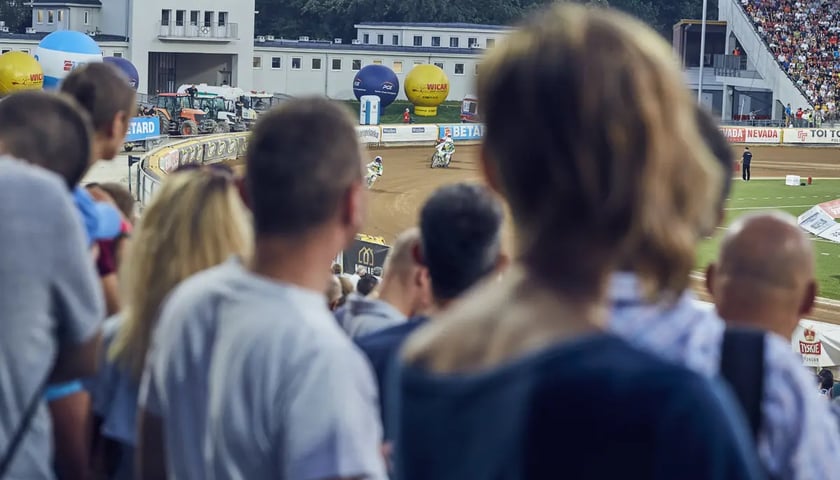 Główna bohaterka ogląda z trybun żużlowy pojedynek na Stadionie Olimpijskim
