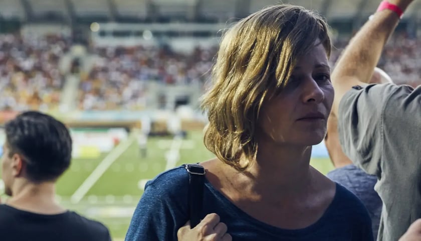 Scena z filmu zrealizowana na Stadionie Olimpijskim podczas żużlowego pojedynku