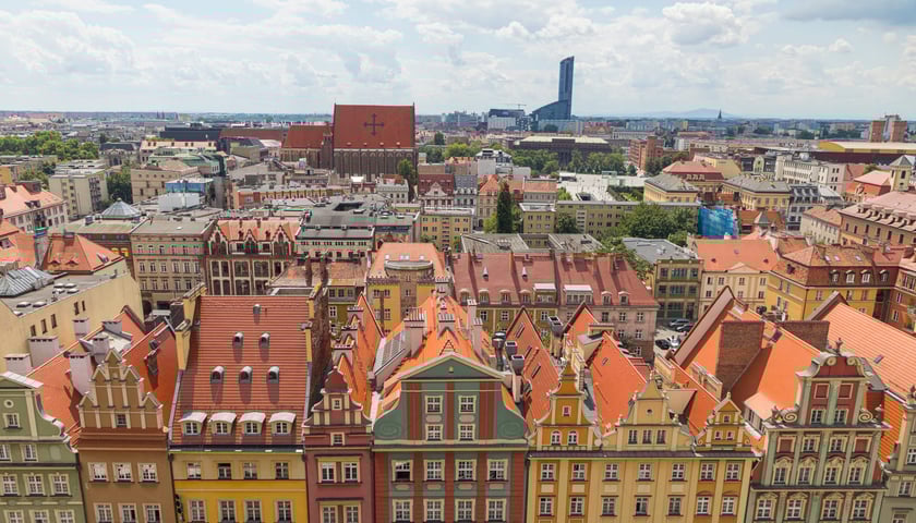 wrocławski Rynek otacza ok. 60 kolorowych kamienic, najbardziej znane to m.in.: Kamienica pod Błękitnym Słońcem, Kamienica pod Siedmioma Elektorami, Kamienica pod Gryfami