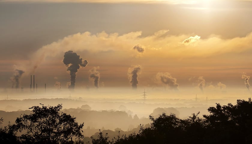 Węgiel o niskiej jakości przyczynia się do gorszej jakości powietrza w sezonie grzewczym. 