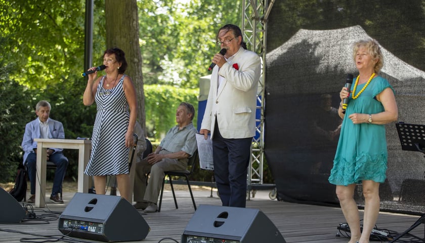 Franciszek Sowa i Kabaret Odłam na scenie w Parku Południowym podczas Waligóriady 2022