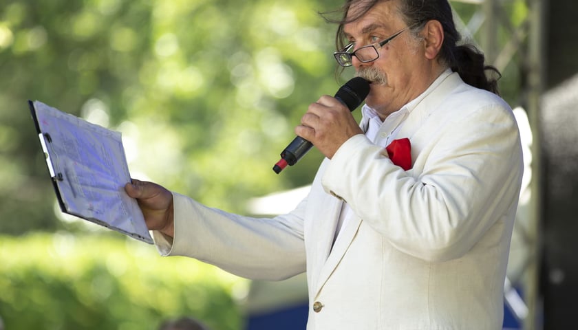 Franciszek Sowa i Kabaret Odłam na scenie w Parku Południowym podczas Waligóriady 2022