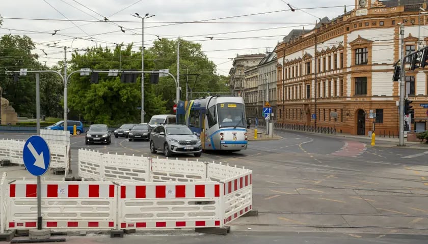 Od 16 lipca na stałe trasy ma wrócić łącznie 19 linii autobusowych i tramwajowych. Ostatnie prace na pl. Jana Pawła II rozpoczęły się w połowie maja