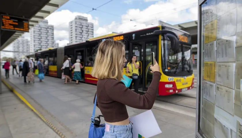 Rondo Reagana, przed wejściem do autobusu czy tramwaju lepiej sprawdzić rozkład jazdy