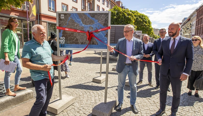 otwarcie wystawy „Wrocław. Powódź tysiąclecia”. Na zdjęciu prezydenci Wrocławia: obecny Jacek Sutryk, były - Bogdan Zdrojewski oraz autor zdjęć - Mieczysław Michalak