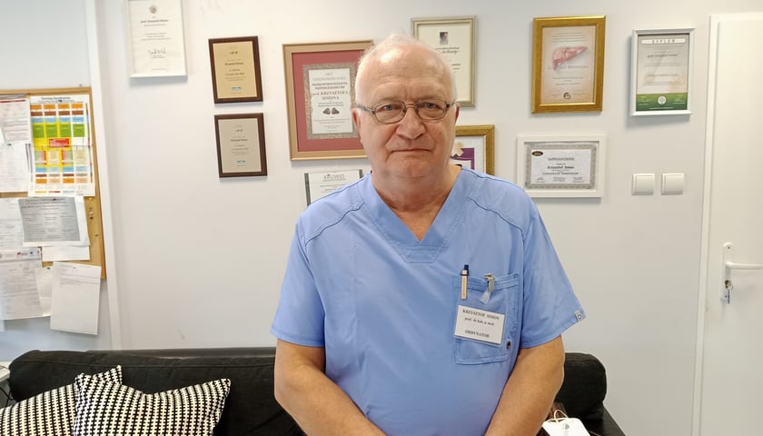 - Jeśli wczoraj i dzisiaj przyjęliśmy na oddział szpitala przy Koszarowej cztery osoby, a w ubiegłym miesiącu przyjęliśmy cztery na tydzień, to jest to istotny wzrost hospitalizacji. To może być niebezpieczne - mówi prof. Krzysztof Simon (na zdjęciu)