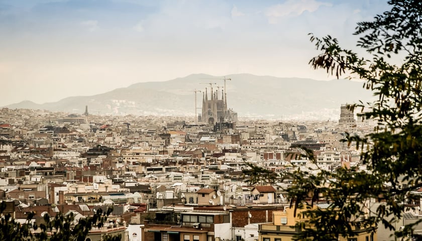 Barcelona to jedno z miast, do których regularnie można polecieć za kilkadziesiąt złotych. Trzeba jednak być czujnym, ponieważ najbardziej atrakcyjne oferty linii lotniczych rozchodzą się błyskawicznie