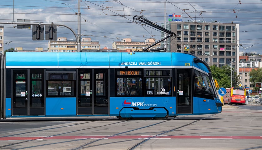 Koniec remontu na placu Jana Pawła II. Tramwaje i autobusy wracają na swoje stałe trasy. 