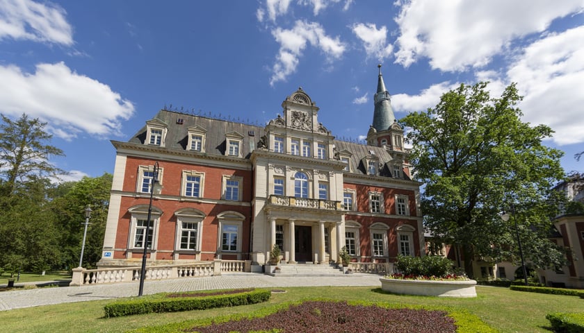Pałac Kornów w Pawłowicach został wybudowany w 1891 roku. Nad portalem pałacu widnieje dewiza rodu „candide et caute” – „zacnie i przezornie”