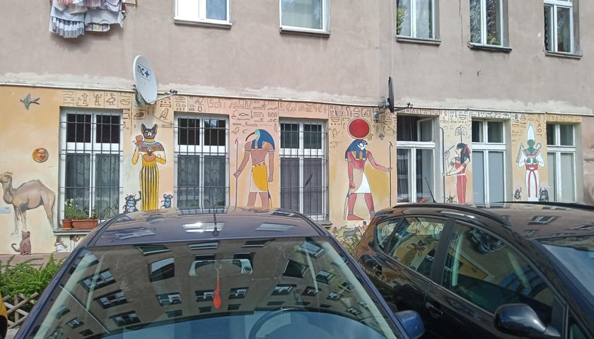 Kolorowe podwórka przy ul. Roosevelta we Wrocławiu przyciągają i turystów, i wrocławian. Murale na Nadodrzu zachwycają!