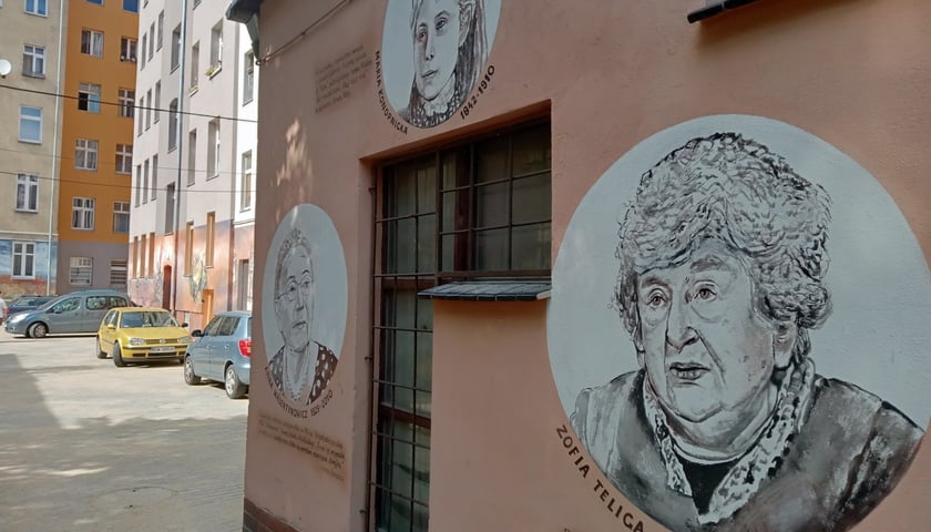 Kolorowe podwórka przy ul. Roosevelta we Wrocławiu przyciągają i turystów, i wrocławian. Murale na Nadodrzu zachwycają!