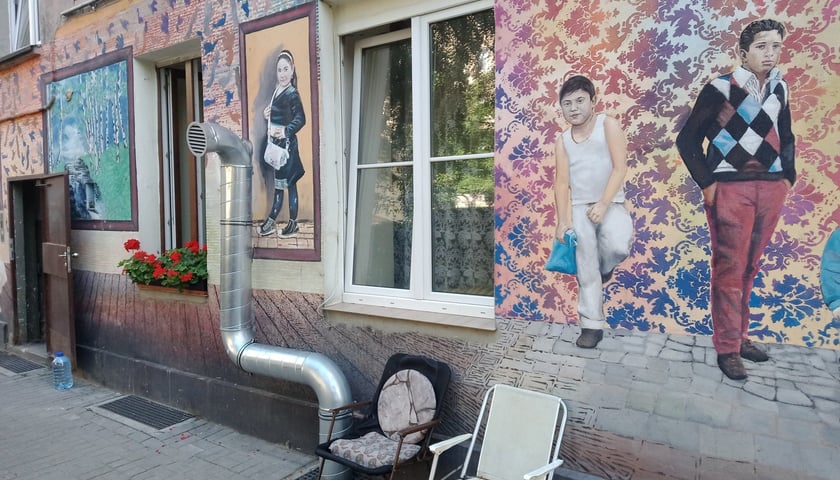 Kolorowe podwórka przy ul. Roosevelta we Wrocławiu przyciągają i turystów, i wrocławian. Murale na Nadodrzu zachwycają!