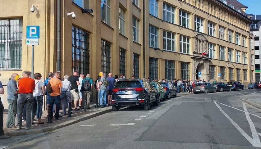 Przed NPB we Wrocławiu potężna kolejka. Za czym? Za banknotem kolekcjonerskim! 
