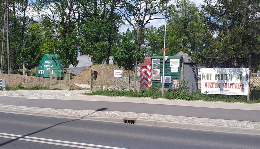 Wjazd do fortu od strony ul. Pełczyńskiej