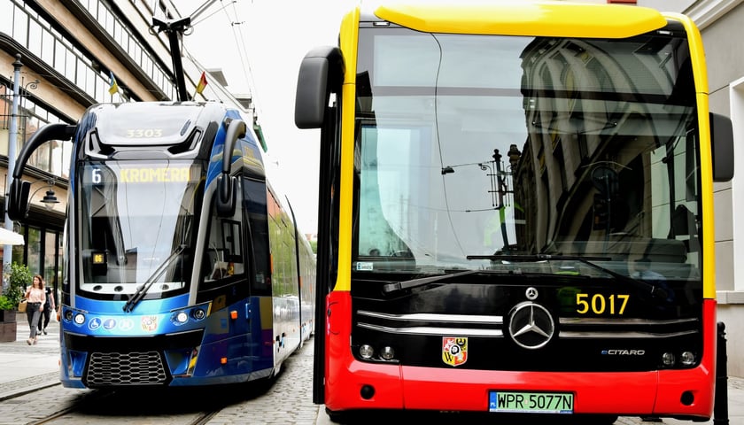 Autobusy elektryczne w stolicy Dolnego Śląska pojawią się w drugiej połowie przyszłego roku. Łącznie przyjedzie ich 13