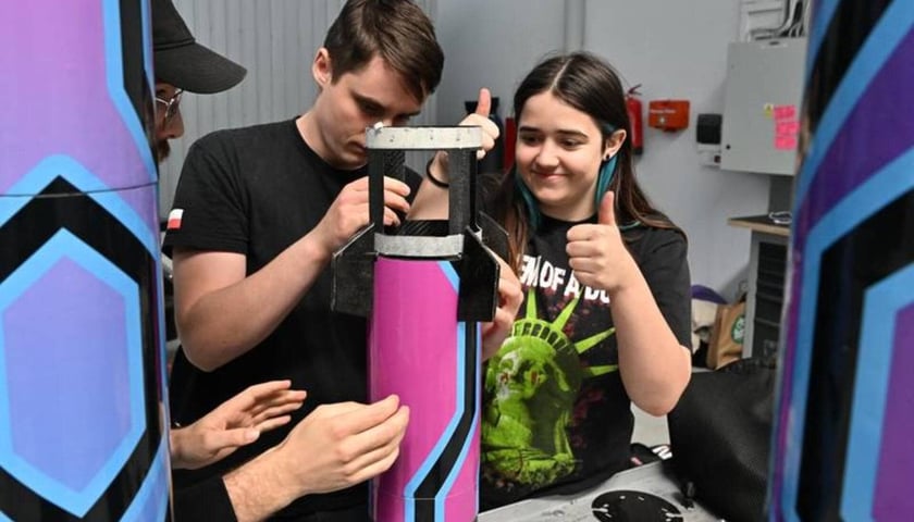 Studenci z koła naukowego PWr in Space podczas prac nad rakietą