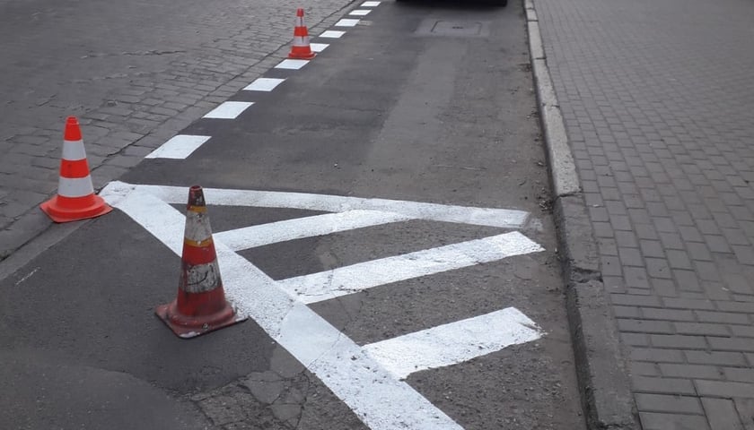 zatoka postojowa przy ul. Komuny Paryskiej 30-32