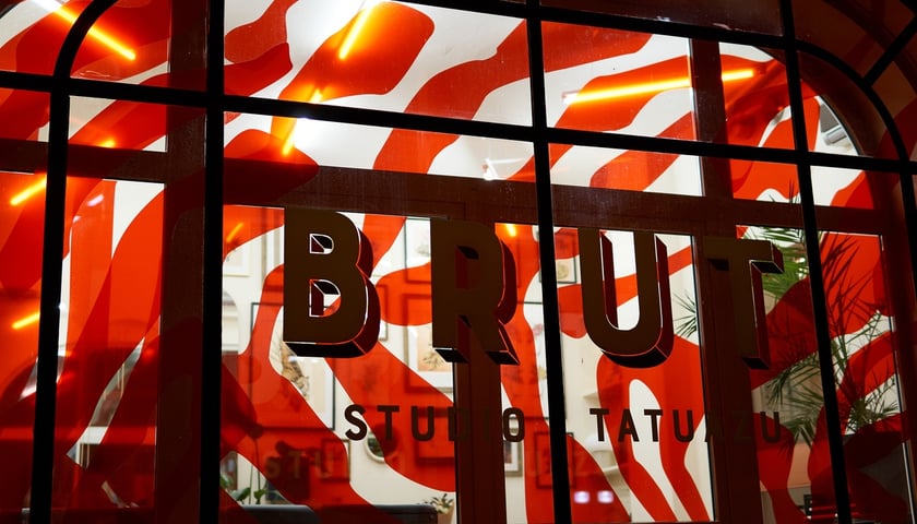 Witryna salonu tatuażu BRUT po zmroku