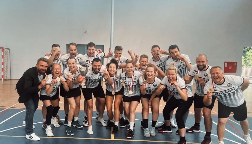 Korfball to sport koedukacyjny. Na parkiecie rywalizują zarówno kobiety, jak i mężczyźni