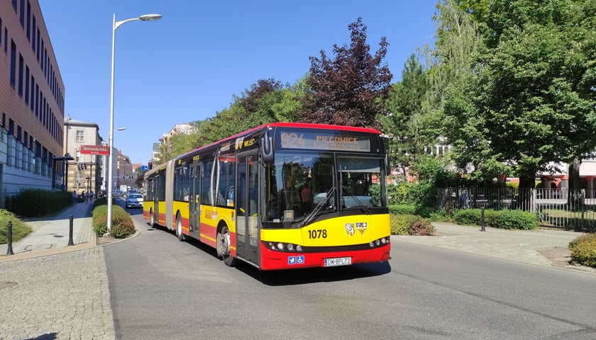 Wrocław, dzięki porozumieniu z 27 gminami, organizuje przejazdy podmiejskie na liniach 9xx. Autobusy są niskopodłogowe i klimatyzowane