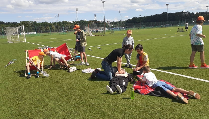 Zajęcia z pierwszej pomocy na półkolonii „Lato lacrosse”, organizowanej przez Klub Sportowy Kosynierzy Wrocław, lipiec 202