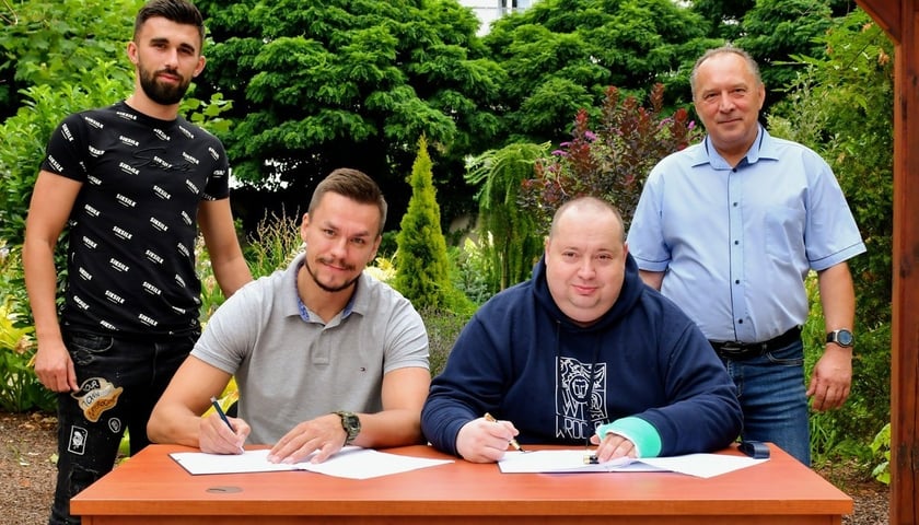 Podpisanie porozumienia między MPK Wrocław a Stowarzyszeniem Dolnośląskie Forum Integracyjne, w sprawie dowozu osób niepełnosprawnych do pracy i na rehabilitację