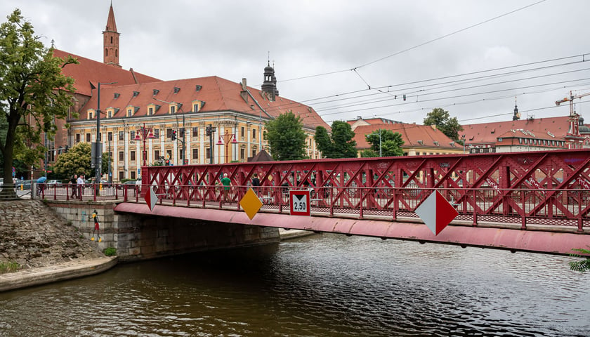 Most Piaskowy łączy Wyspę Piasek z główną częścią miasta