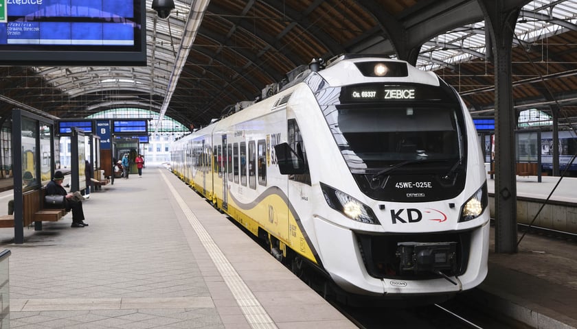 Na zdjęciu pociąg Kolei Dolnośląskich na dworcu we Wrocławiu