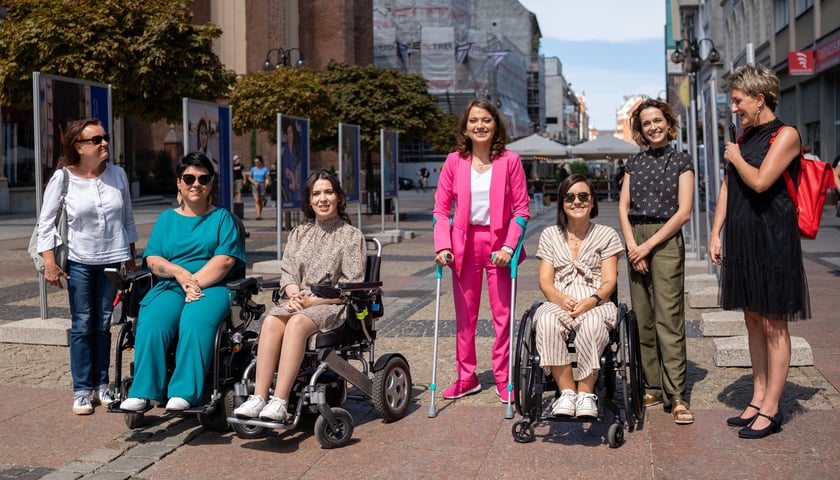 Od lewej: Dorota Feliks, dyr. WCRS-u, Martyna Mucha, Anna Kwiatek, Karolina Chorągwicka, Judyta Pożerniuk, Aleksandra Hamkało, Magdalena Orłoś