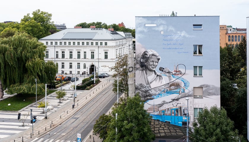 Mural z piosenkarką Marią Koterbską i Siedemnastką, która mknie między Sępolnem a Krzykami