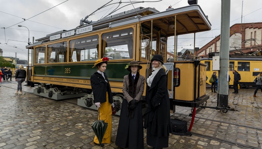 odrestaurowany wagon Maximum z 1901 roku w zajezdni przy ulicy Legnickiej