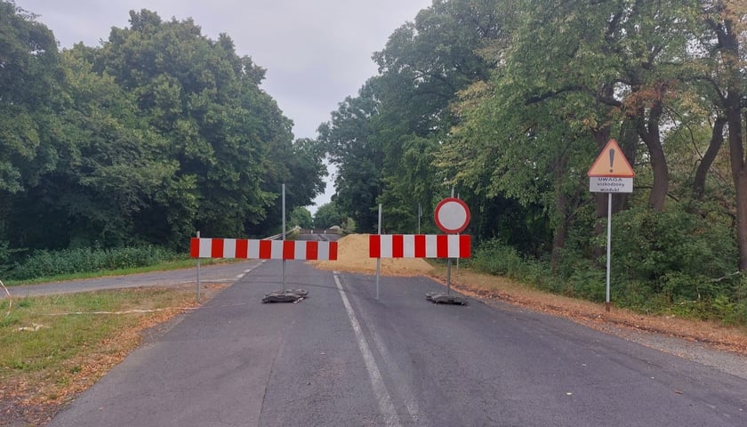 Zamknięty wiadukt nad autostradą A4, trasa z Wrocławia do Żórawiny
