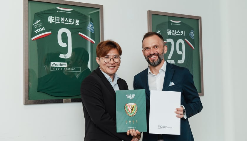 Umowę o dalszej współpracy podpisali: Junsik Yoon, założyciel i prezes YOON Group i Piotr Waśniewski, prezes Śląska 