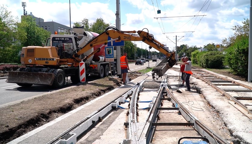 Przed zajezdnią Borek wymieniają zwrotnice, rozjazdy i sieć trakcyjną.