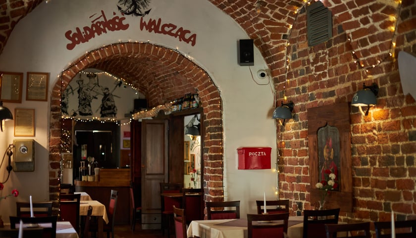Konspira, czyli podziemna restauracja na pl. Solnym we Wrocławiu.