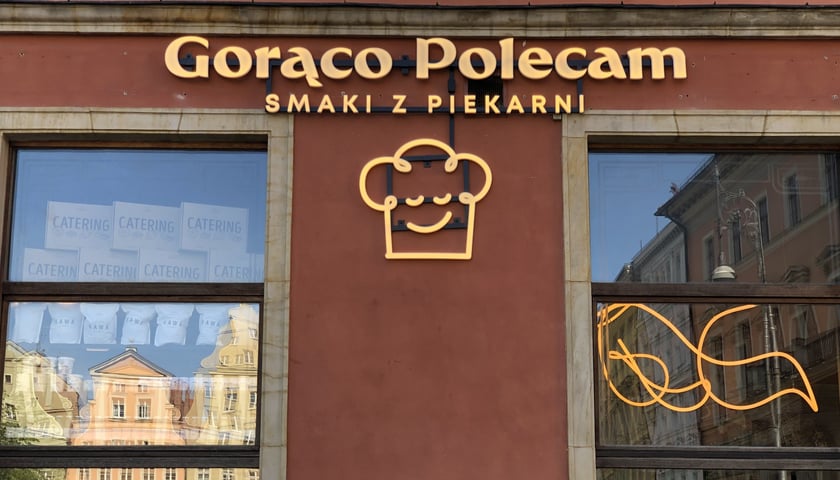 Szyld Gorąco Polecam na wrocławskim placu Solnym.