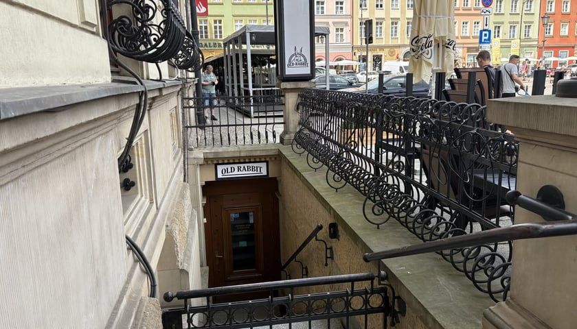 Wejście do lokalu Old Rabbit Co. we Wrocławiu