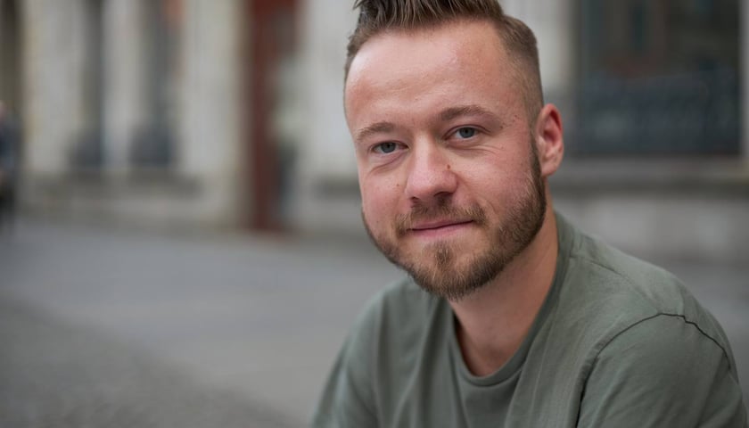 Mariusz Kędzierski jest samoukiem, mimo braku rąk już w przedszkolu pięknie malował. Jego talent możemy podziwiać, kiedy rysuje w samym sercu naszego miasta