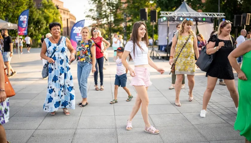 Велика танцювальна вечірка на площі Вольнощі